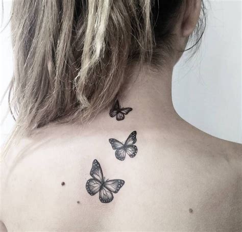 Tatuaje mariposa nalga